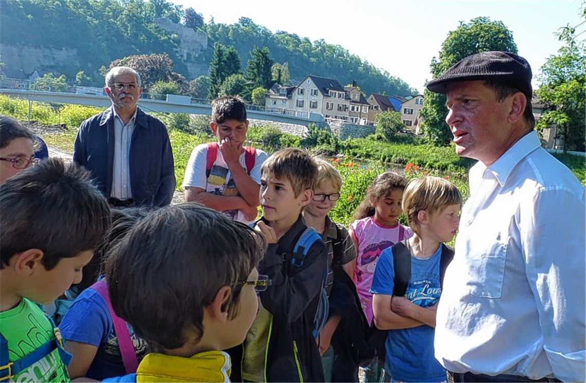 Bürgermeister Abicht zeigt den Grundschülern das Gartenschau-Gelände.