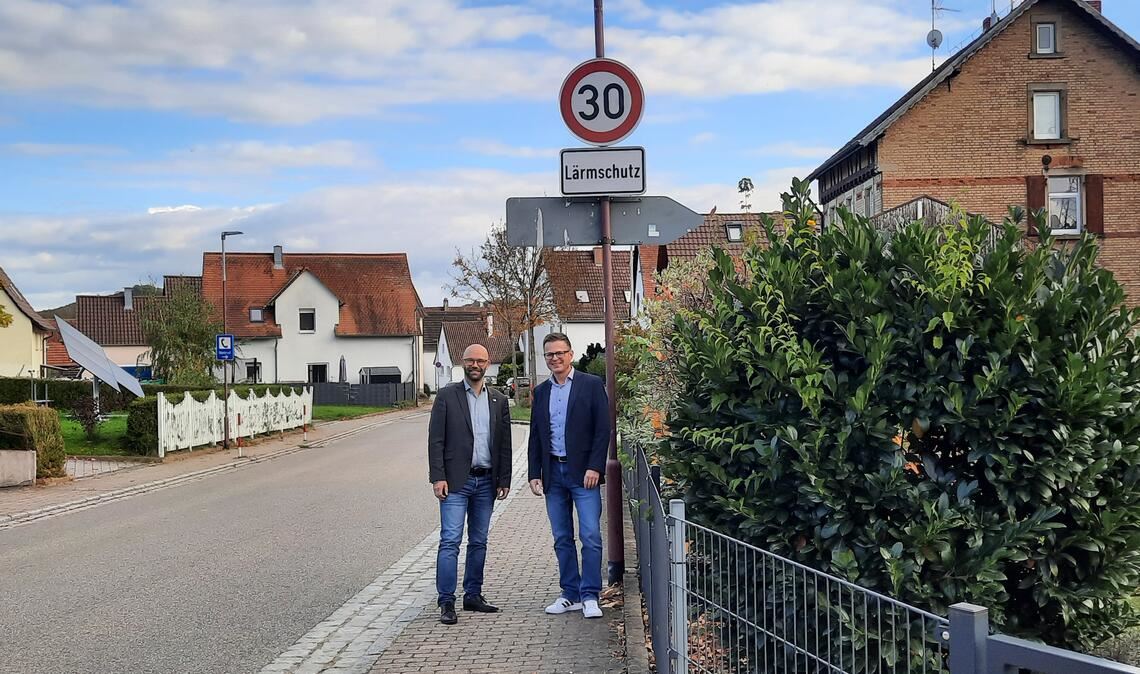Jahrelanges Ringen von Erfolg gekrönt Bürgermeister Alexander Kozel (li.) und Enzkreis-Verkehrsamtsleiter Oliver Müller freuen sich über die neuen 30er-Schilder in Kleinvillars. Foto: Enzkreis