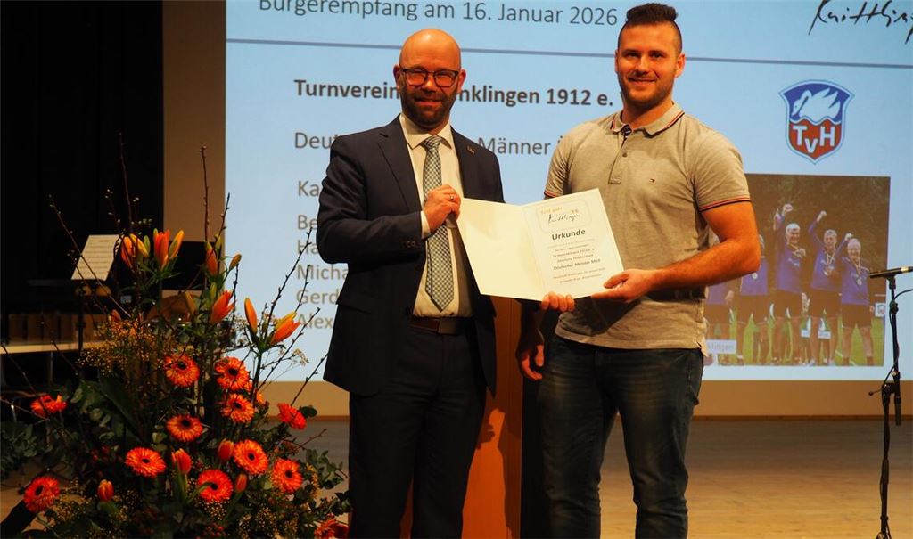 Bürgermeister Alexander Kozel (li.) würdigt die Ü60-Faustballmannschaft des TVH für den Meistertitel. Jugendleiter Max Stelzenmüller nimmt die Auszeichnung entgegen.
