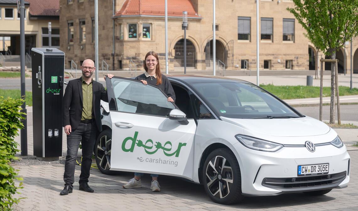 Bürgermeister Alexander Kozel und Eileen Stork von der deer Gmbh bei der Einweihung an der Station in Knittlingen. Foto: Fotomoment
