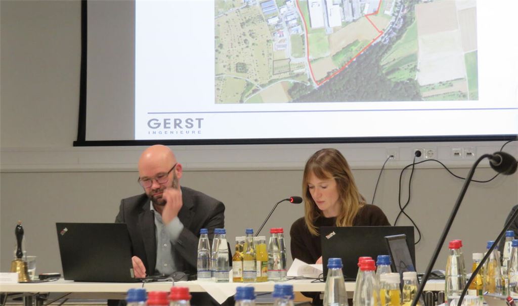 Bürgermeister Alexander Kozel und Planerin Leonie Gerst, im Hintergrund rot umrandet das Gebiet des Bebauungsplans. Foto: cb