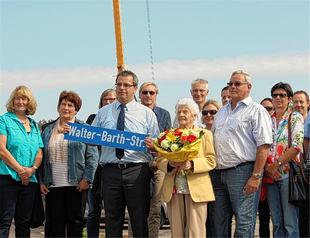 Bürgermeister Andreas Felchle (3.v.li.) hat Alma Barth, der Witwe des ehemaligen Bürgermeisters Walter Barth, der Namensgeber der neuen Straße ist, einen Blumenstrauß überreicht. 
