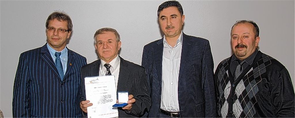 Bürgermeister Andreas Felchle, Hüseyin Cebeci mit Urkunde und Medaille, Attaché Mustafa Akpinar vom Karlsruhe Generalkonsulat, Hamit Sasmaz, der neue Erste Vorsitzende (v. li.).