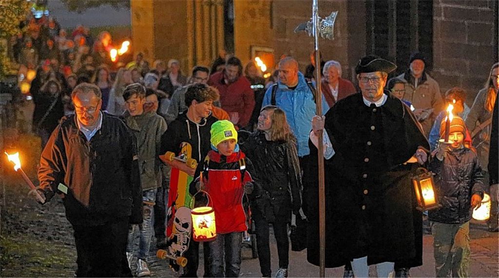 Maulbronn leuchtet im Laternenlicht
