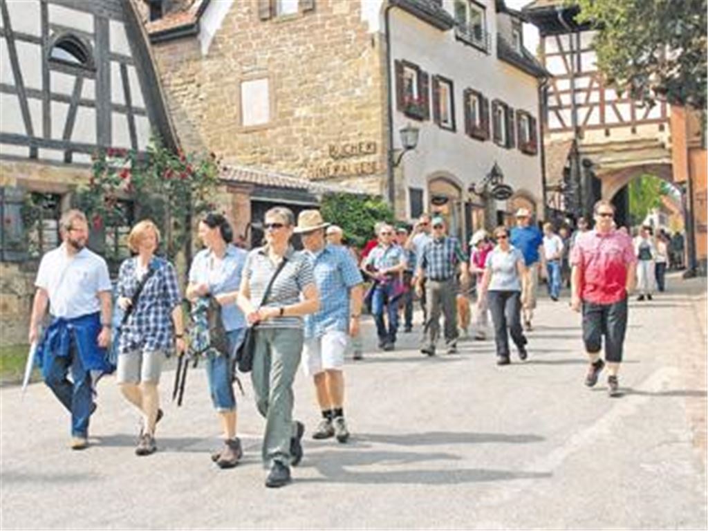Bürgermeister Andreas Felchle (li.) führt die Wanderer vom Klosterhof aus nach Zaisersweiher, Schmie und wieder zurück nach Maulbronn. Foto: Appich