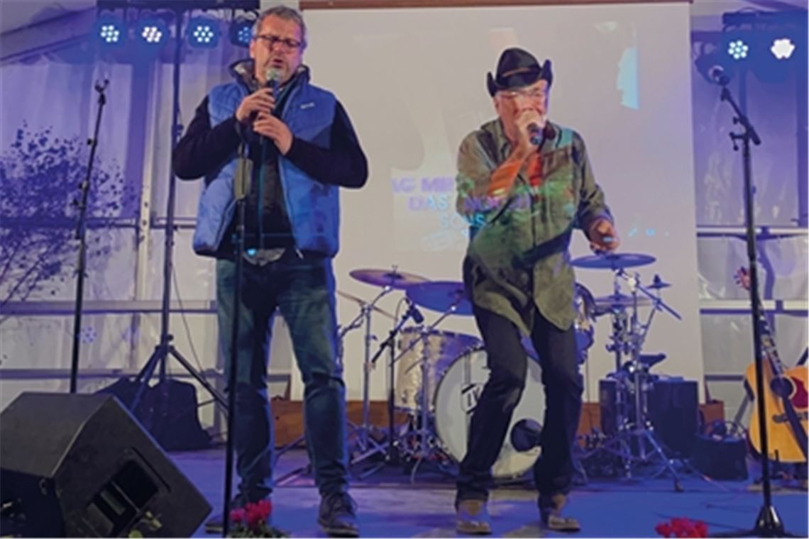 Bürgermeister Andreas Felchle (li.) ist wegen der Überraschung so perplex, dass er ausnahmsweise einmal nur eine kurze Rede hält. Singen geht bei ihm allerdings immer. Fotos: privat