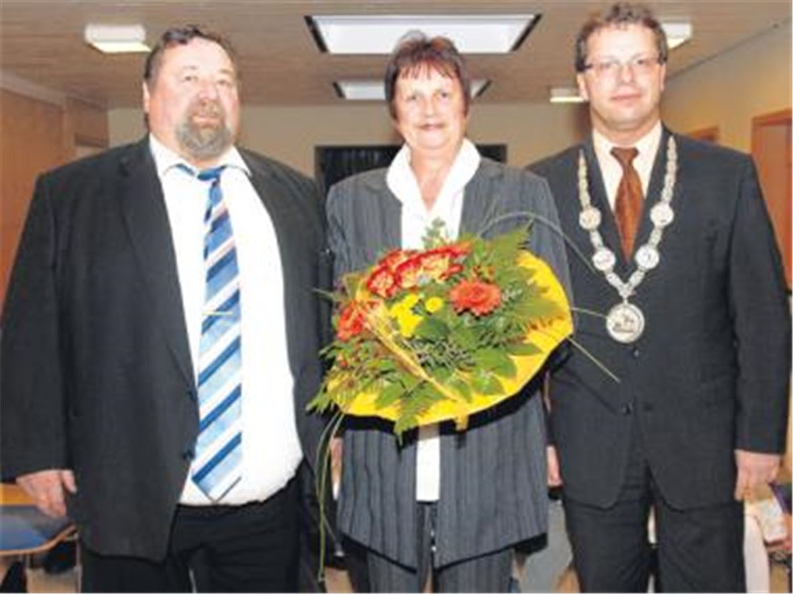 Bürgermeister Andreas Felchle (li.) verleiht Gerhard Hildwein, hier mit Ehefrau Dorothee, die Verdienstmedaille der Stadt Maulbronn.
Foto: Appich