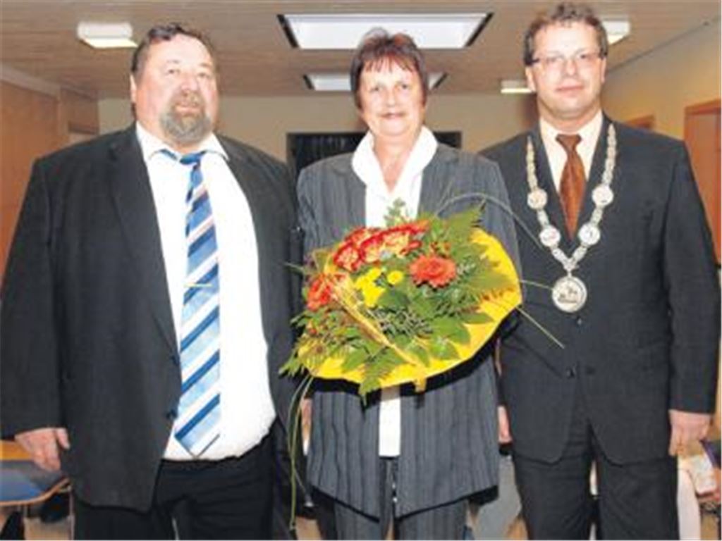Bürgermeister Andreas Felchle (li.) verleiht Gerhard Hildwein, hier mit Ehefrau Dorothee, die Verdienstmedaille der Stadt Maulbronn.
Foto: Appich