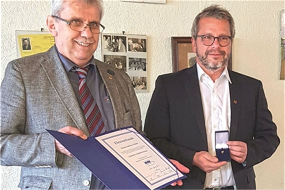 Bürgermeister Andreas Felchle (re.) erhält für seine Treue zum VdK die goldene Verdienstnadel verliehen. Foto: privat