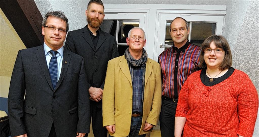 Bürgermeister Andreas Felchle verabschiedet Ulrich Baumann und Gert Majer aus dem Gemeinderat und verpflichtet Martin Jaiser und Tanja Glauber-Gregori (v.li.) neu.