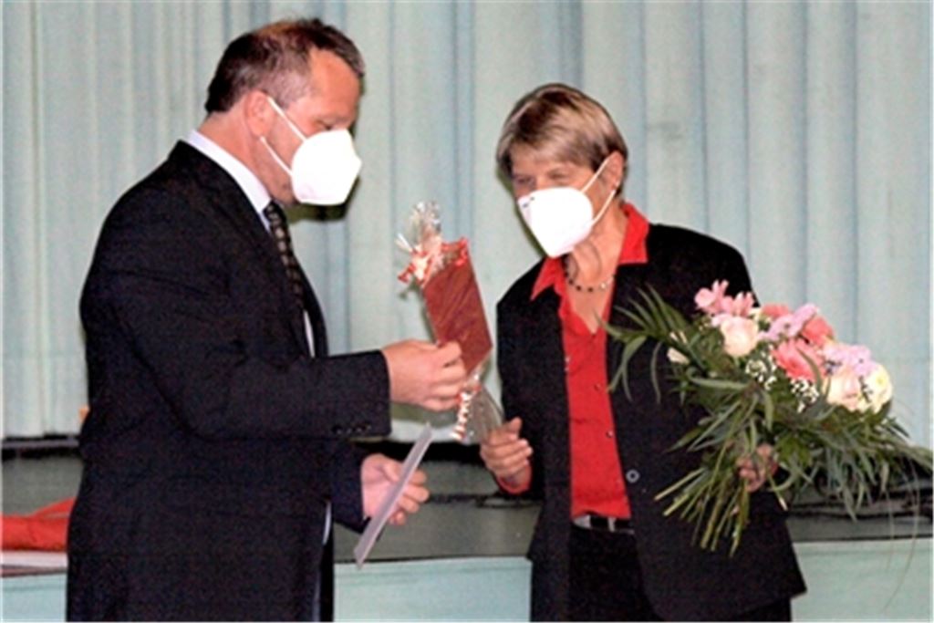 Bürgermeister Andreas Felchle verabschiedet seine langjährige Mitarbeiterin Maria Hammer in den Ruhestand. Foto: Filitz