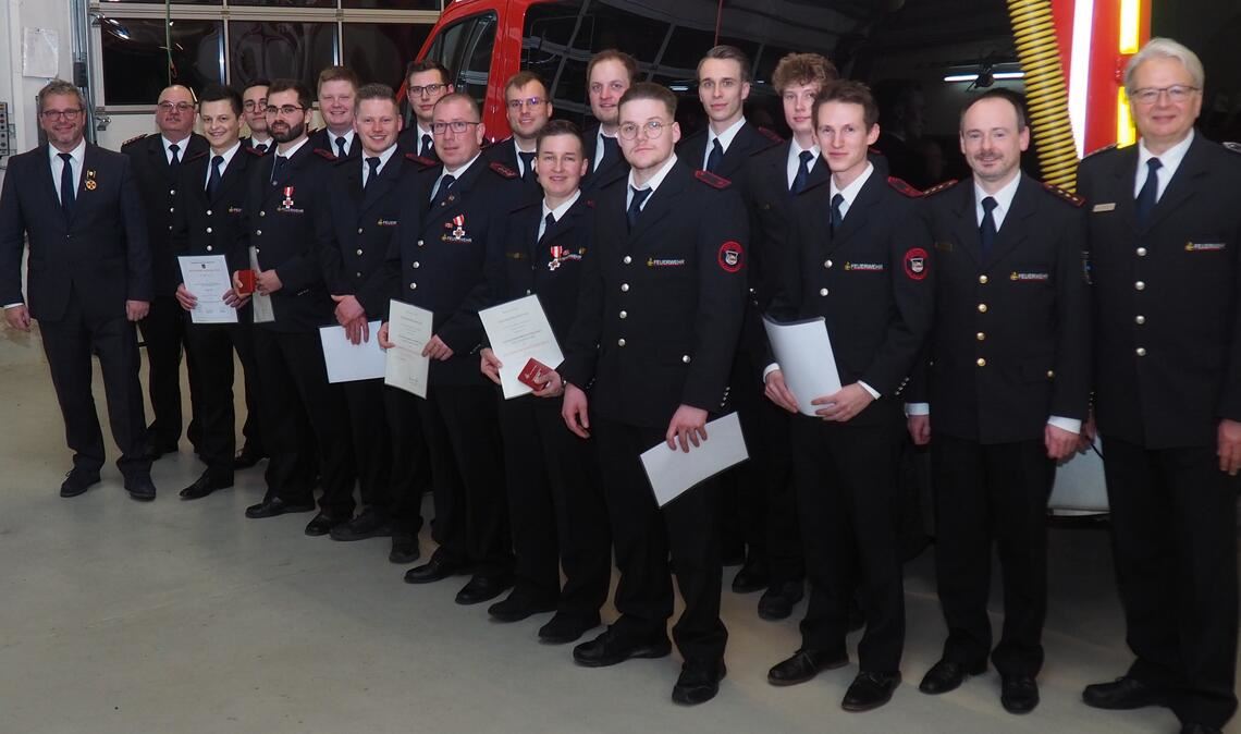 Bürgermeister Andreas Felchle (v.li.) und Kommandant Martin Gerst sowie der stellvertretende Kreisbrandmeister Michael Szobries und der Verbandsvorsitzende Markus Haberstroh (v.re.). freuen sich mit den geehrten und beförderten Feuerwehrleuten. Fotos: Müller