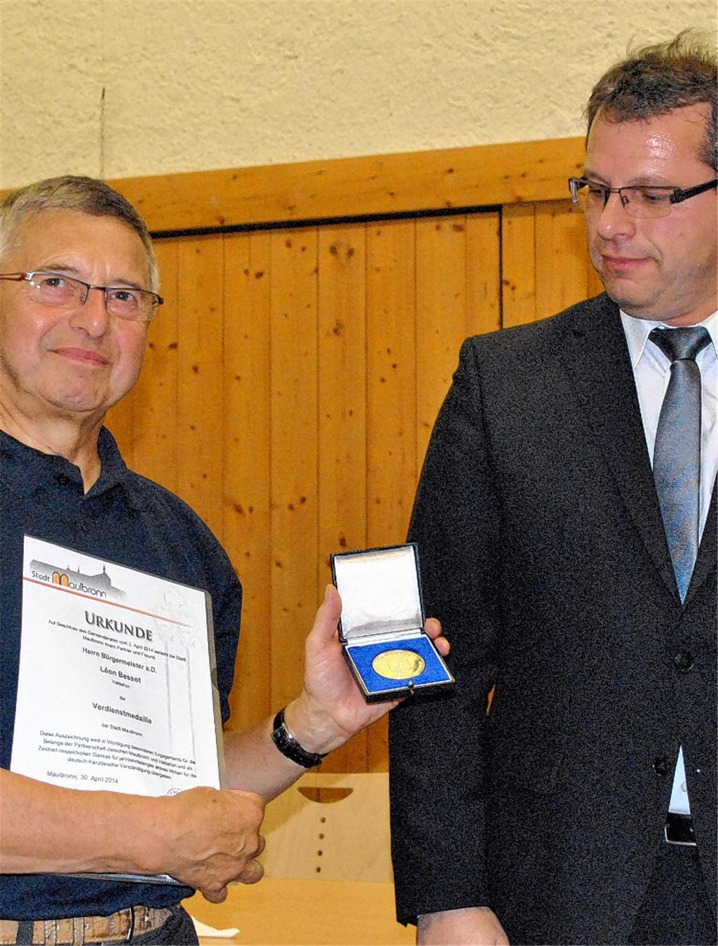 Bürgermeister Andreas Felchle zeichnet seinen langjährigen französischen Kollegen und Freund Léon Bessot aus Valdahon mit der Verdienstmedaille der Stadt Maulbronn aus. Foto: Stahlfeld
