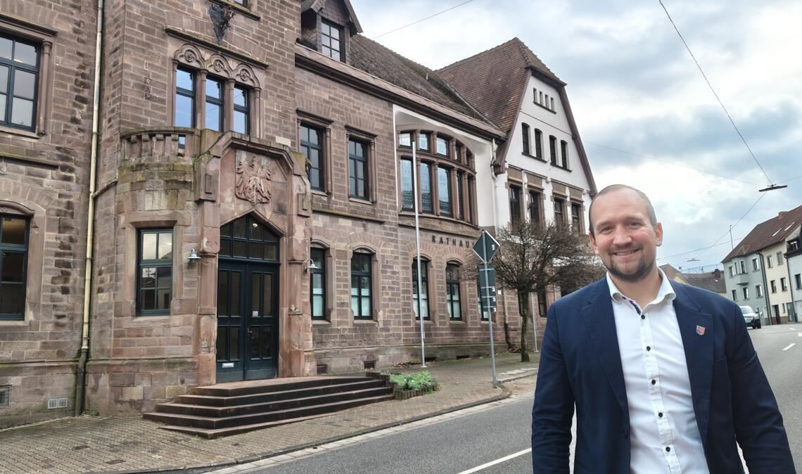 Bürgermeister Andreas Hübgen brennt für „sein“ Illingen im Saarland und investiert mit Verwaltung und Gemeinderat viel Geld – nur nicht ins Rathaus, dabei hätte es das auch dringend nötig. Doch andere Projekte für die Bürgerschaft sind dem Verwaltungschef wichtiger. Fotos: Deeg