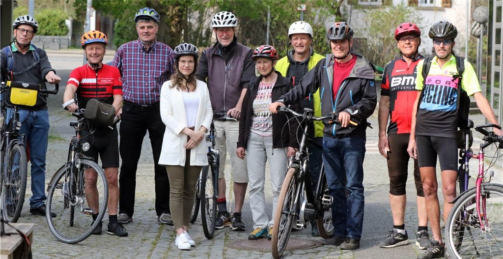 Bürgermeister Armin Pioch (3. v. re.) und Leonie Müller (4. v. li.) von der Illinger Verwaltung werben gemeinsam mit Bernd Bruckner (re.), Susi Rapp (5. v. re.), Jürgen Krauth (3. v.li.) und den Mitstreitern der Initiative ProRad für das Stadtradeln. Foto: Goertz