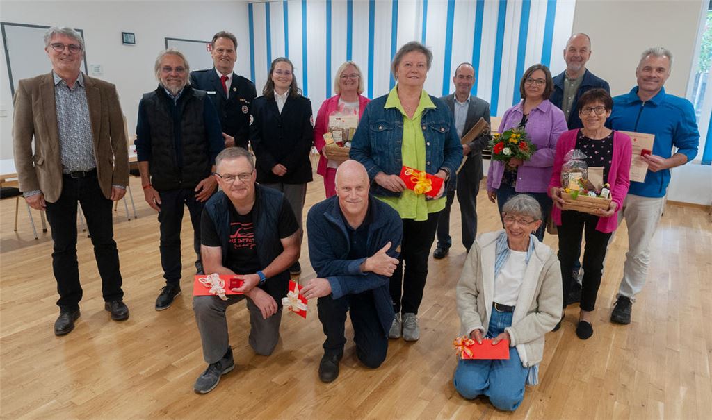 Bürgermeister Armin Pioch (li.) ehrt Blutspenderinnen und Blutspender in Illingen. Foto: Fotomoment 