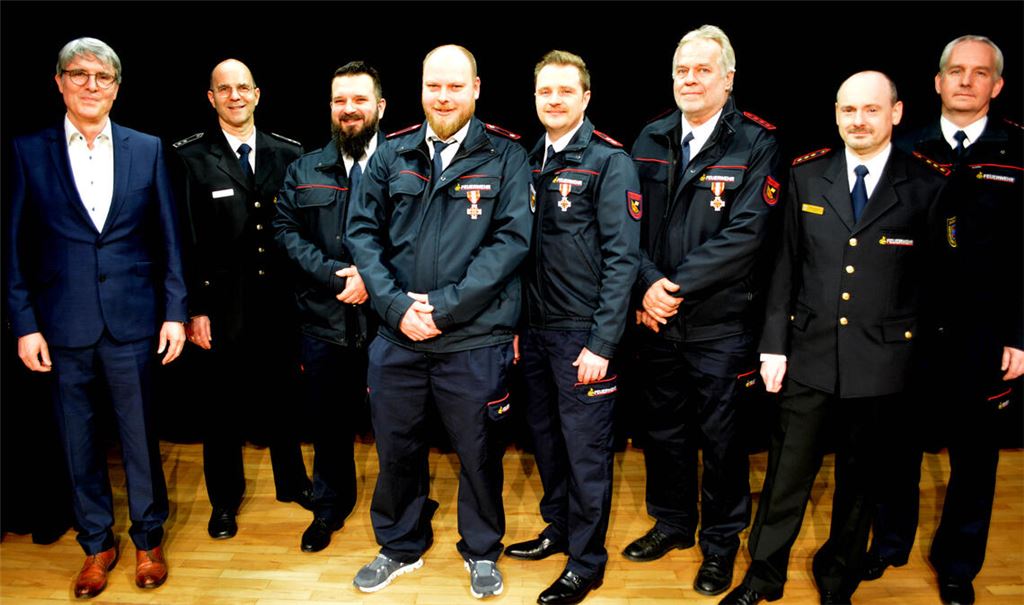Bürgermeister Armin Pioch (v.li.), der stellvertretende Kreisbrandmeister Martin Irion, Martin Beller (v.re.) und Feuerwehrverbandsvorsitzender Markus Haberstroh mit den Geehrten Robert Lächler (ab 3.v.li.) Manuel Schmidt, Markus Wöhr und Frank Barthold. Fotos: eld