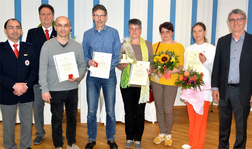 Bürgermeister Armin Pioch (v.re.) mit den geehrten Blutspendern Silke Walz, Simona Puisiene, Christine Böhmerle, Edgar Langenstein und Harald Eiberger sowie Rolf Schopf und Thomas Ahndorf vom Illinger DRK-Ortsverein. Foto: Stahlfeld