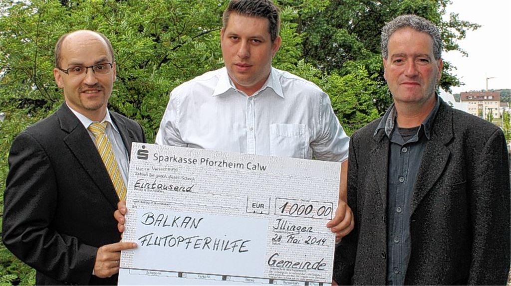 Bürgermeister Eiberger, Vereinsvorsitzender Lazarevski und Gemeinderatsmitglied Pförsich (v.li.) bei der Spendenübergabe.