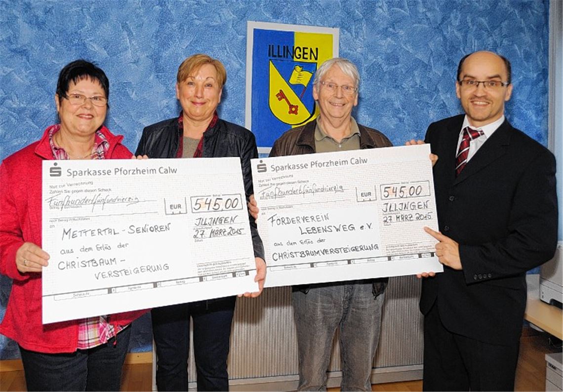 Bürgermeister Eiberger (re.) übergibt die Spenden an Dr. Udo Beller vom Projekt Familienherberge Lebensweg und an Heidrun Weynadt und Inge Pfeiffer (li.) von den Mettertal-Senioren.