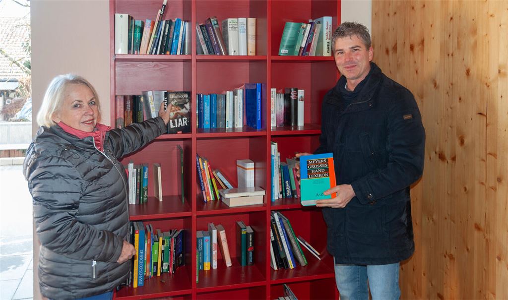Bürgermeister Enz und Bibliothekarin Bröhl stellen den Bücherschrank vor. Foto: Fotomoment