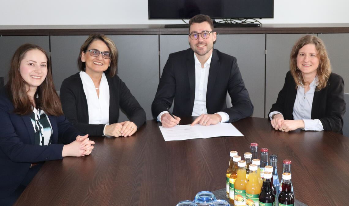 Bürgermeister Fabian Bader mit Energiemanagerin Janina Brucker sowie Edith Marqués Berger und Alexandra Heidinger von der Klimaschutz- und Energieagentur Enzkreis Pforzheim (keep) bei der Unterzeichnung des Klimapakts. Foto: Stadt Neuenbürg/Rein