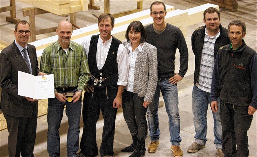 Bürgermeister Frank Schneider (li.) überreicht dem langjährigen Mitarbeiter Gustav Ziegler (2. v. li.) die Ehrenurkunde des Landes Baden-Württemberg. 