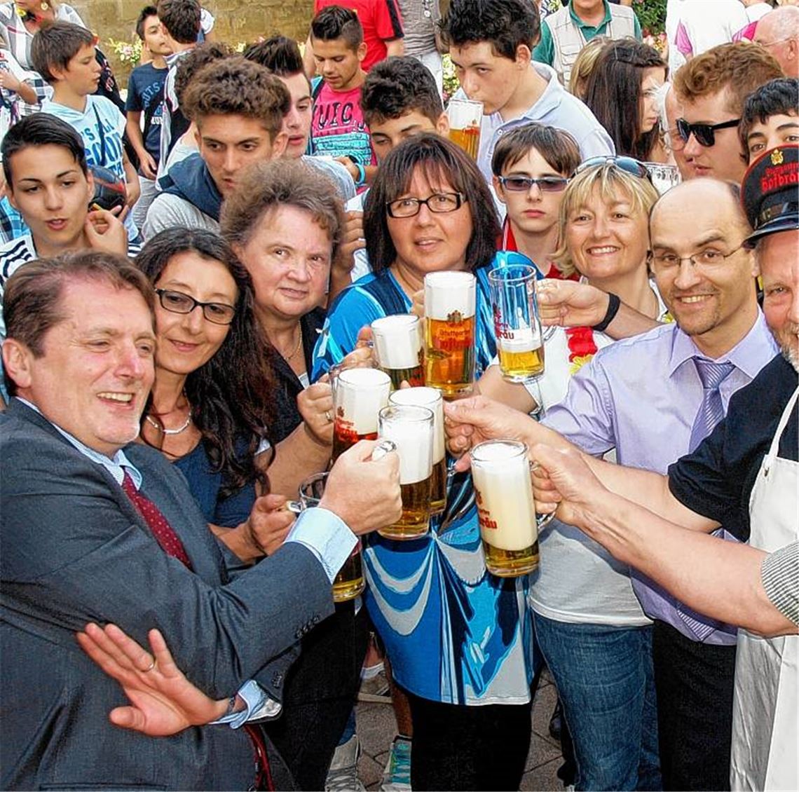 Bürgermeister Gian-Luca Marconi (li.) aus Castelnovo und sein Kollege aus Illingen, Bürgermeister Harald Eiberger (re.), stoßen auf dem Dorf- und Kelterfest an. Archivfoto: Appich