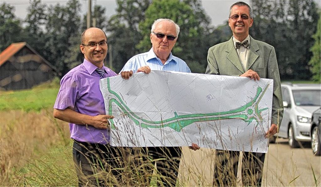 Bürgermeister Harald Eiberger, Gemeinderat Winfried Scheuermann und Landrat-Vize Wolfgang Herz (v. li.) präsentieren die Pläne für die Illinger Westtangente. Foto: Goertz