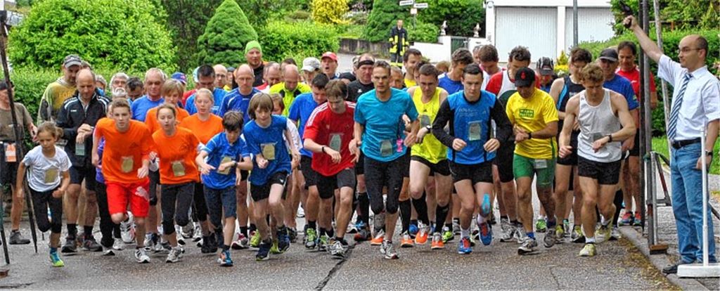 Bürgermeister Harald Eiberger gibt den Startschuss: In Schützingen treten beim Volkslauf die Hartgesottenen an, erst Minuten vor dem Start hört es zu regnen auf. Foto: Stahlfeld