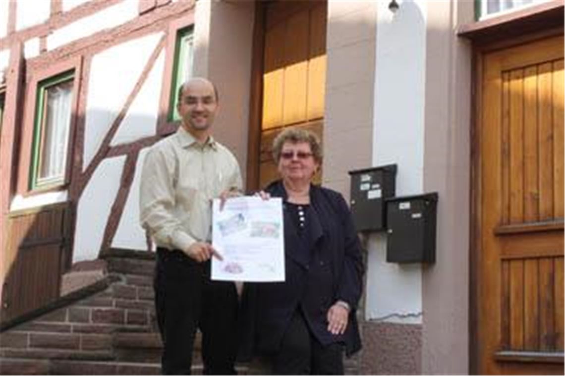 Bürgermeister Harald Eiberger mit Margrit Gaupp vor dem Geburtshaus von Gottlob Banzhaf in der Illinger Kirchstraße. Banzhaf war Chef der Firma NSU in Neckarsulm. 
Foto: Westermann