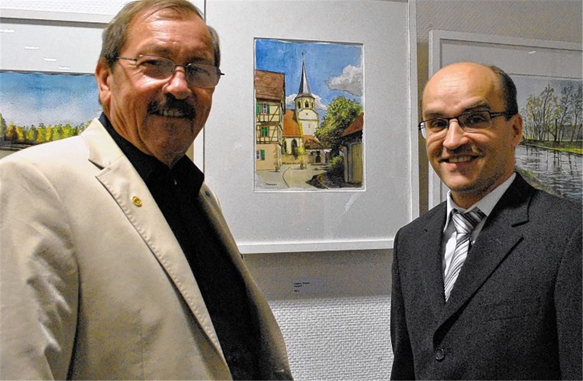 Bürgermeister Harald Eiberger (re.) freut sich, dass Hans Joachim Kaiser im Illinger Rathaus seine Bilder ausstellt.Foto: Stahlfeld