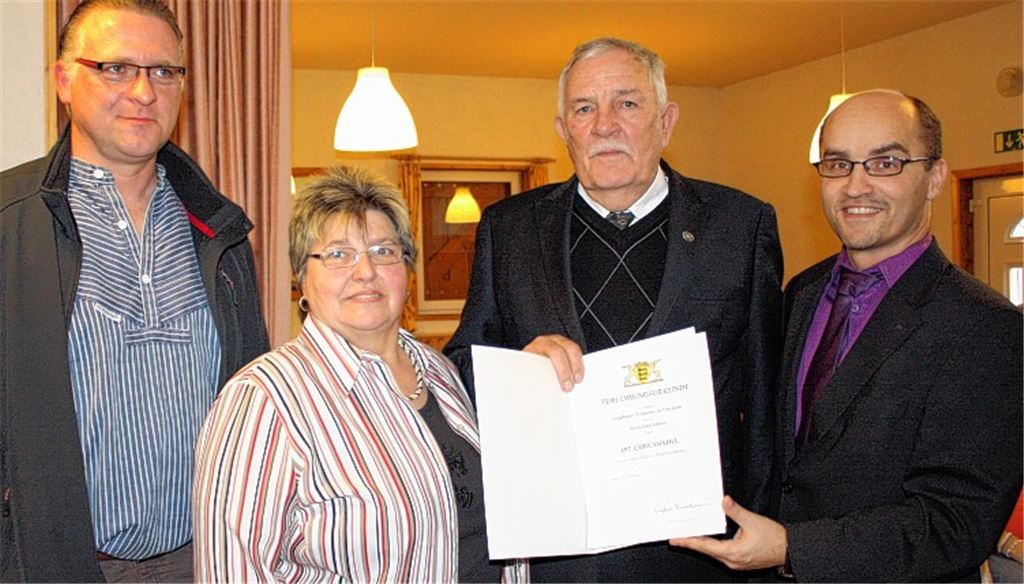 Bürgermeister Harald Eiberger (re.) überreicht die Auszeichnung an Ernst Maurer (2. v. re.). Die Vorsitzenden des ASV Mühlacker, Lars Kölln und Hedwig Rammstein freuen sich mit. Foto: Westermann