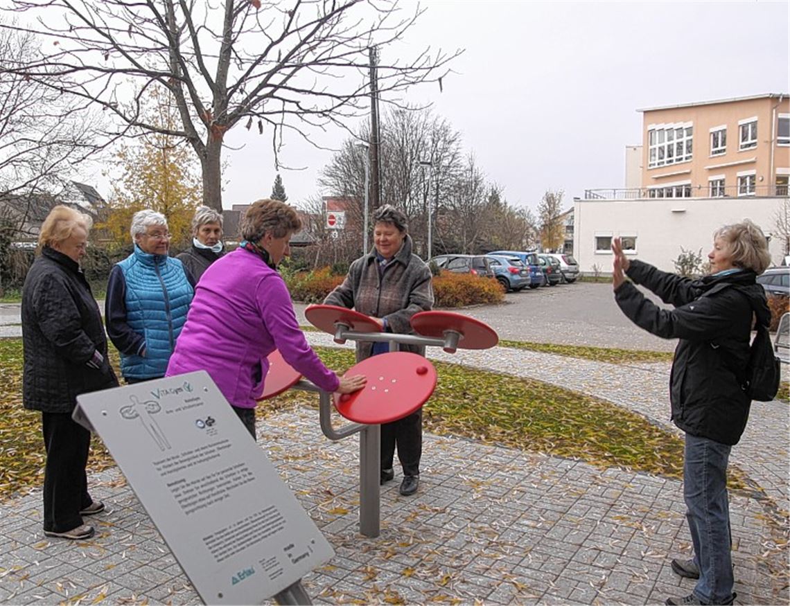 Bürgermeister Harald Eiberger und die Übungsleiterin des Sportvereins, Doris Müllner, zeigen den Senioren die neuen Sportgeräte auf dem Bouleplatz in Illingen. 