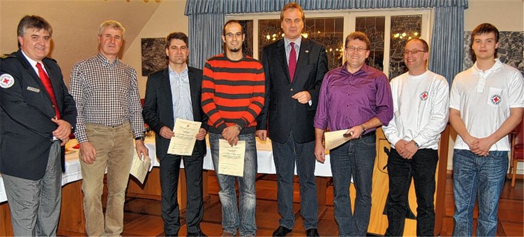 Bürgermeister Heinz-Peter Hopp (Mitte) ehrt die Blutspender. Mit auf dem Bild DRK-Kreisbereitschaftsleiter Wolfgang Haalboom sowie Mitglieder der Knittlinger DRK-Bereitschaft. Foto: Haller