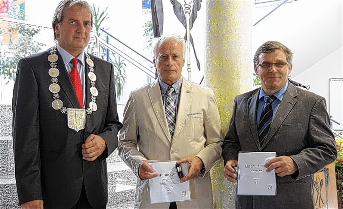 Bürgermeister Heinz-Peter Hopp (linkes Bild v.li.) zeichnet Hans Krauß und Martin Blanc für 20-jährige Zugehörigkeit zum Gremium mit der Silbernen Ehrennadel des Gemeindetags Baden-Württemberg aus. Bild rechts: Neu in den Gemeinderat ziehen Waltraud Piechatzek sowie (v.re.) Andreas Schwing, Alexander Fink und Bernd Vogt ein.