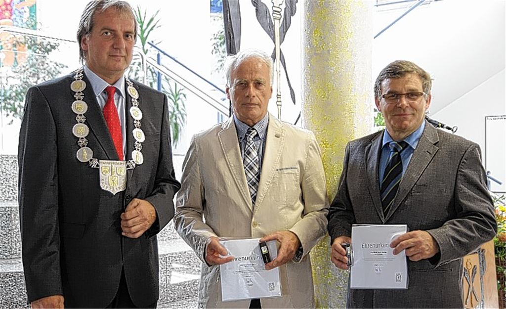 Bürgermeister Heinz-Peter Hopp (linkes Bild v.li.) zeichnet Hans Krauß und Martin Blanc für 20-jährige Zugehörigkeit zum Gremium mit der Silbernen Ehrennadel des Gemeindetags Baden-Württemberg aus. Bild rechts: Neu in den Gemeinderat ziehen Waltraud Piechatzek sowie (v.re.) Andreas Schwing, Alexander Fink und Bernd Vogt ein.