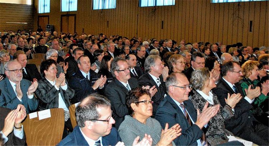 Bürgermeister Heinz-Peter Hopp (re.) begrüßt in der Knittlinger Stadthalle knapp 350 Gäste zum Neujahrsempfang – darunter auch Kollegen aus benachbarten Kommunen.