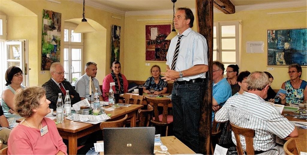Bürgermeister Heinz-Peter Hopp überbringt die Grüße von Stadt und Landkreis und stellt den Waldenserort Kleinvillars vor.
