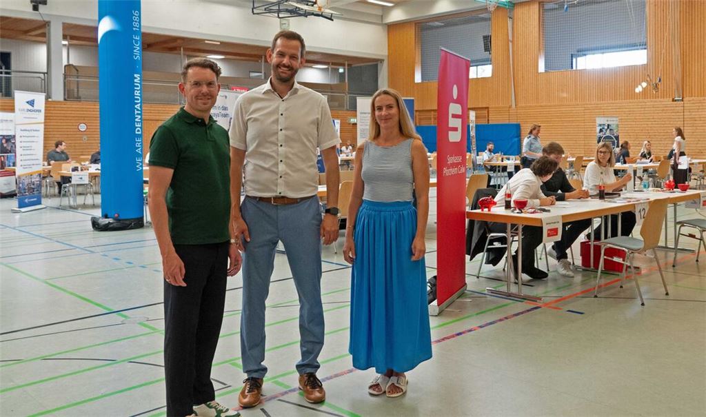 Bürgermeister Helge Viehweg (v.li.), Landrat Bastian Rosenau und Organisatorin Linda Marschall in der Straubenhardt-Halle. Foto: Volz