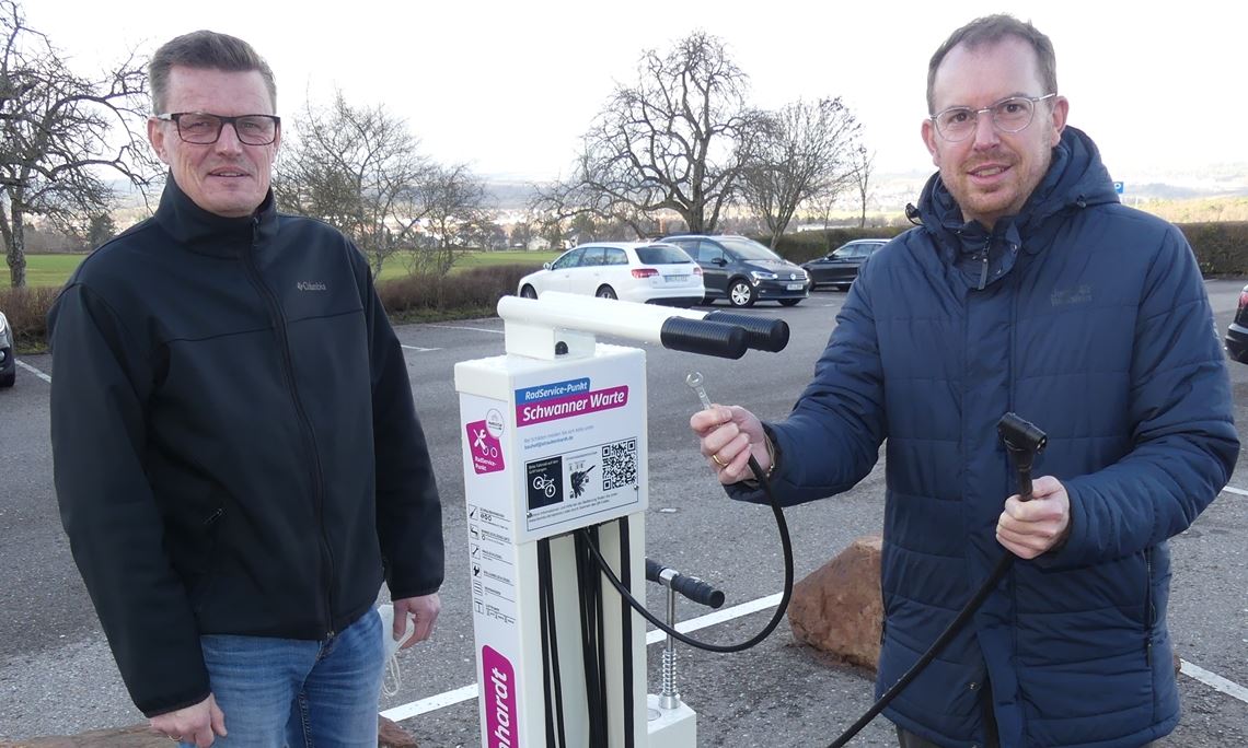 Bürgermeister Helge Vieweg (re.) und Fachbereichsleiter Johannes Kohle an der neuen Radstation. Foto: Gemeinde Straubenhardt/Molnar