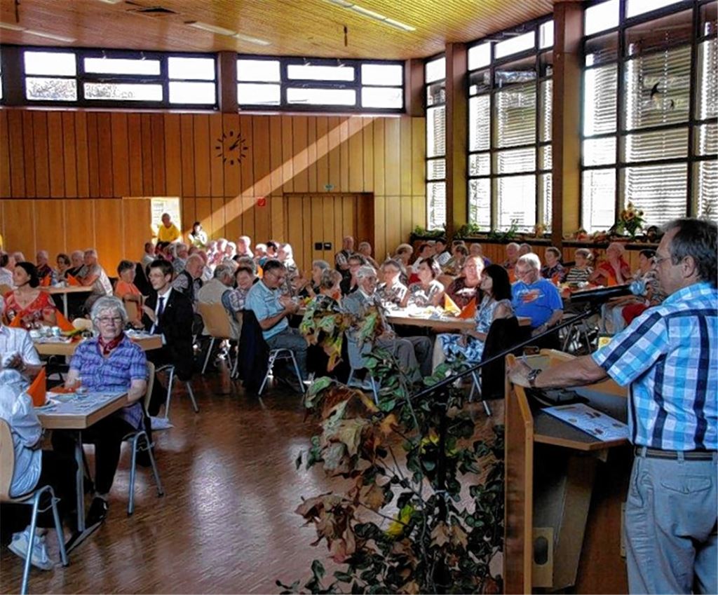 Bürgermeister Henle begrüßt die Gäste des Seniorennachmittags. Foto: Schulz