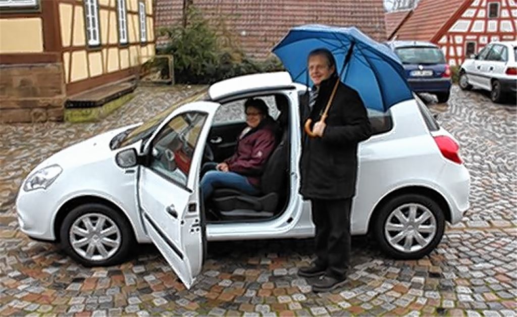 Bürgermeister Henle präsentiert das neue Fahrzeug für Amtsbotin Hörnle. 