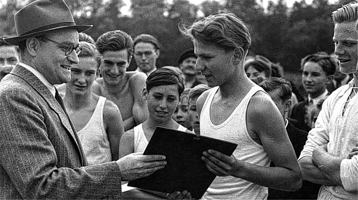 Bürgermeister Herrmann gratuliert den Siegern des Stadtlaufs 1949.