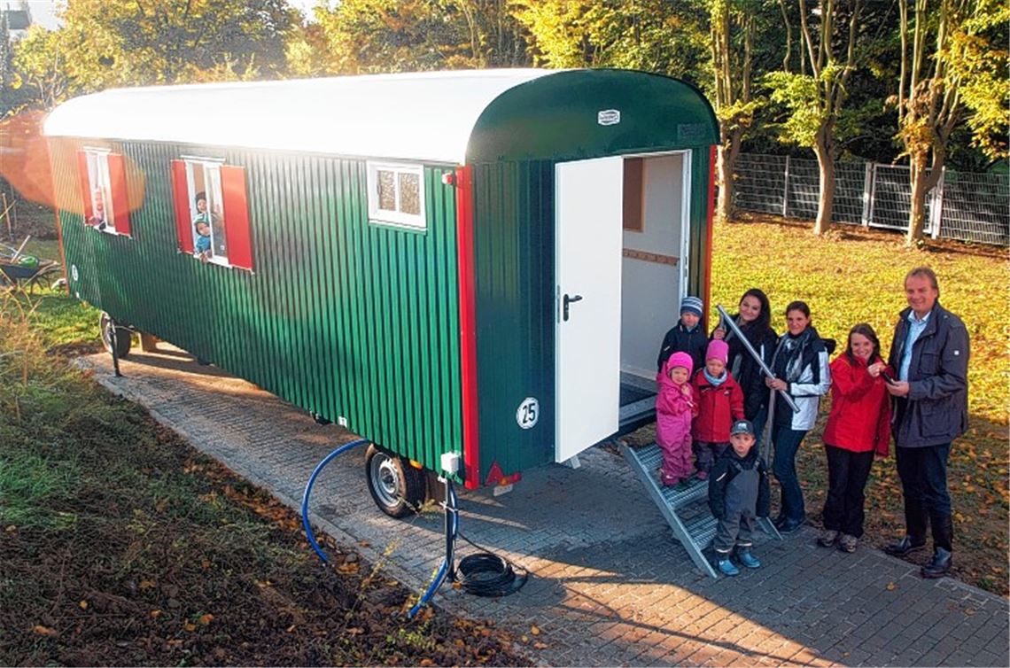 Bürgermeister Hopp übergibt die Schlüssel für den Bauwagen an die Leiterin der Naturgruppe „Bachstelzen“, Susann Stein. Foto: Fotomoment