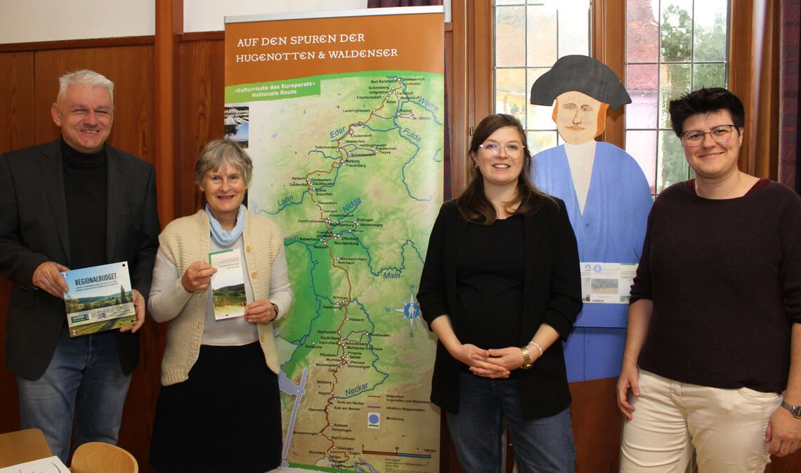 Bürgermeister Jörg-Michael Teply (v.li.) begrüßt in Wurmberg beim Netzwerktreffen des Hugenotten- und Waldenserpfades die Vereinskoordinatorin Renate Buchenauer, die Moderatorin Friederike Schüle und Susann Bauer von Leader Heckengäu. Foto: Prokoph