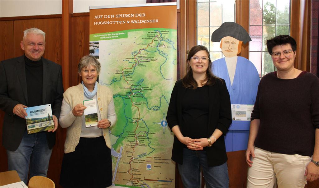 Bürgermeister Jörg-Michael Teply (v.li.) begrüßt in Wurmberg beim Netzwerktreffen des Hugenotten- und Waldenserpfades die Vereinskoordinatorin Renate Buchenauer, die Moderatorin Friederike Schüle und Susann Bauer von Leader Heckengäu. Foto: Prokoph