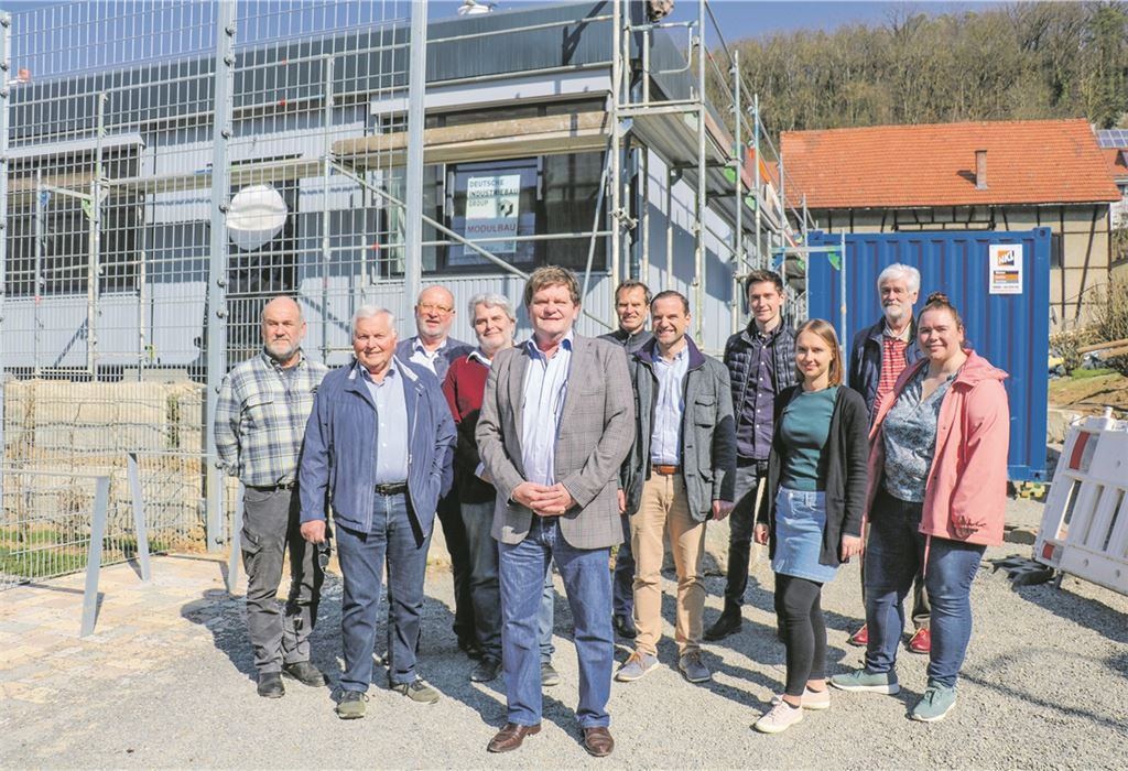Bürgermeister Karlheinz Oehler, Hauptamtsleiter Christoph Huber sowie Planer und Vertreter ausführender Firmen, die am Bau des Iptinger Übergangskindergartens beteiligt waren, rechts vorne die Leiterinnen Miriam Kornher (li.) und Nicole Hildenbrand. Foto: Wewoda