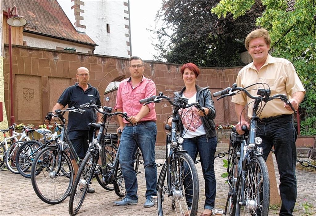 Bürgermeister Karlheinz Oehler, Irene Baral (Amtsbotin in Serres) und Hauptamtsleiter Mario Streib übernehmen die E-Bikes vom Inhaber des Radhauses Klaus Zundel (v.re.).