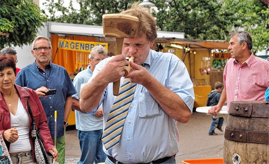 Bürgermeister Karlheinz Oehler beim letzten Funktionstest vor dem Fassanstich.